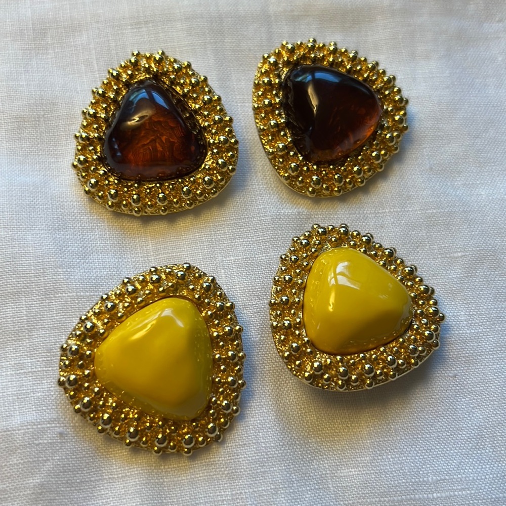 Lot of two clip on earrings